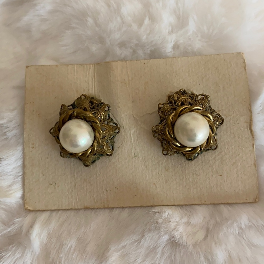 Vintage clip on earring pearl gold